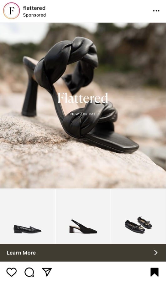 Annuncio su Instagram di un sandalo estivo nero di pelle intrecciata della collezione flattered